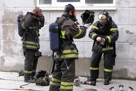 Кузбасские пожарные эвакуировали 50 человек из горящей многоэтажки