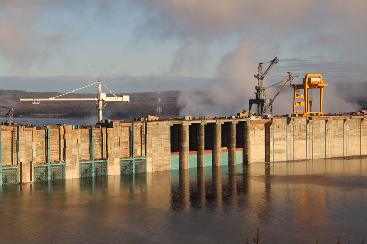 Ветераны строительства и Владимир Путин запустили агрегаты Богучанской ГЭС (фото) 