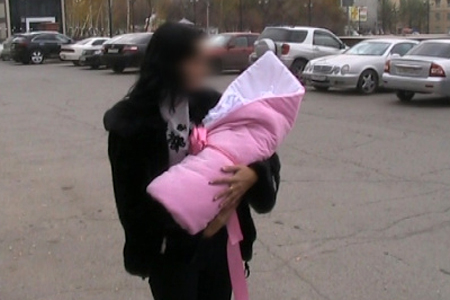Молодая мать около роддома в Новосибирске продала новорожденную дочь за полмиллиона рублей