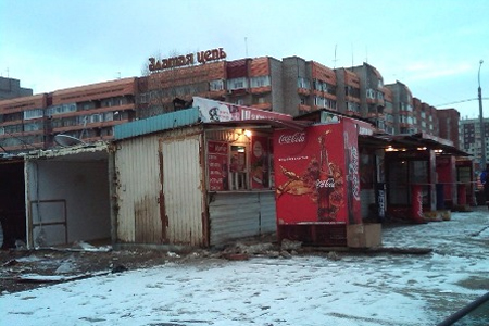 Спецтехника снесла торговые павильоны у рынка «Новая взлётка» в Красноярске
