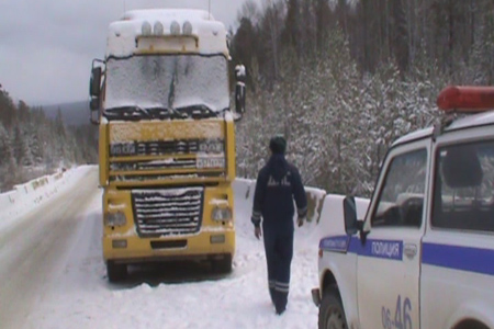 Красноярские полицейские спасли замерзающего в тайге водителя из Костромской области (видео)