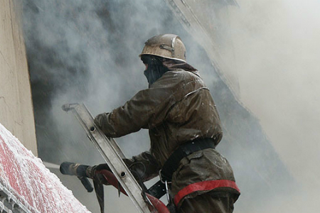 Тринадцатилетняя девочка погибла, еще шесть человек пострадали в результате пожара в жилом доме в Новосибирске