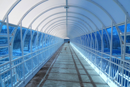 Первый пешеходный мост через Чуйский тракт появился в Горном Алтае около села Рыбалка