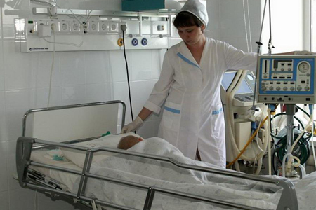 Девятимесячная девочка в Кузбассе попала в реанимацию после того, как мать ударила ее головой о диван