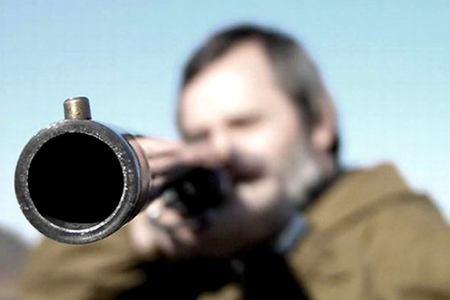 Полицейский-охотник в Иркутской области принял УАЗ за животное, выстрелил и попал в коллегу