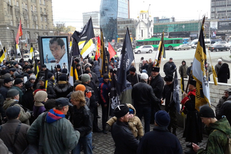 Более 150 человек и Евгений Логинов пришли на «Русский марш» в Новосибирске 