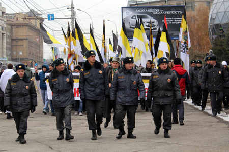«Мы с гоблинами бороться будем»: около 1000 человек прошли «Русским маршем» по центру Новосибирска