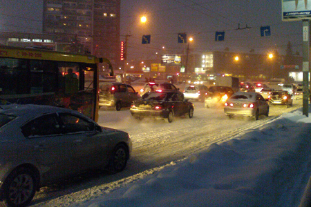 Снегопад остановил движение на дорогах Новосибирска, город встал в девятибалльных пробках