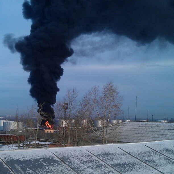 Два человека получили ожоги во время крупного пожара на нефтебазе в Красноярске (фото и видео)
