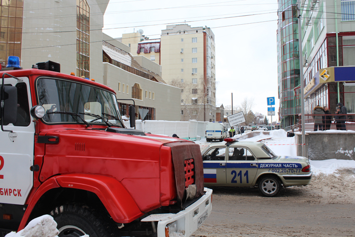Офисное здание в Новосибирске оцеплено из-за звонка о бомбе, эвакуируют людей и машины