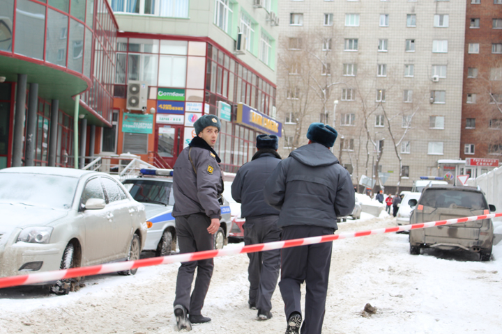 Полиция не нашла взрывного устройства в офисном здании в центре Новосибирска (фото)