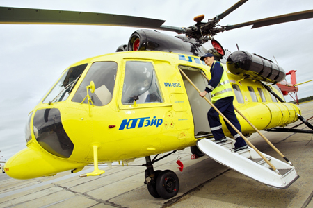 Вертолет Ми-8 аварийно сел в Омской области, восемь человек пострадали