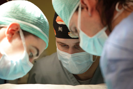 Красноярские врачи провели сложную операцию младенцу с редким пороком органов дыхания 
