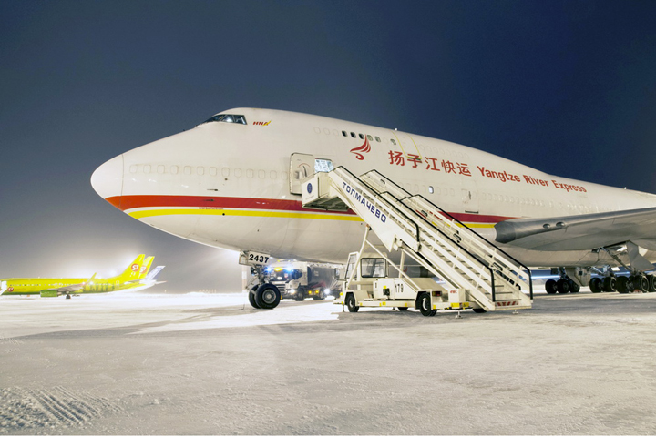 Китайская авиакомпания Yangtze River Express начала перевозить грузы через аэропорт «Толмачёво»