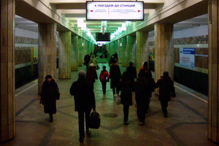 Житель Новосибирска выжил, упав под поезд на станции метро «Красный проспект»