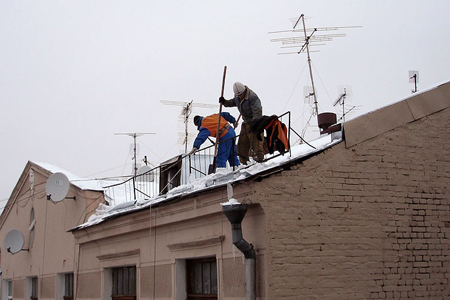 Женщина пострадала после схода снега с крыши дома в Новосибирске