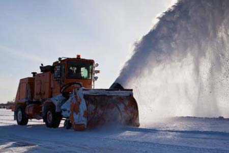 Снежные заторы образовались на дорогах пяти районов Алтайского края, ГИБДД просит водителей воздержаться от поездок 