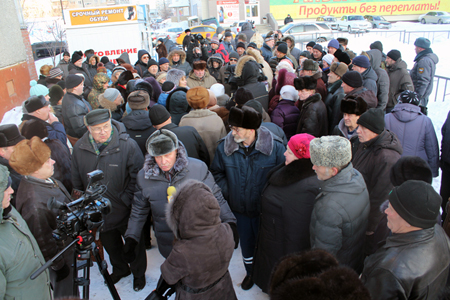 Сотни жителей Новосибирска протестуют против решения горсовета о сносе металлических гаражей
