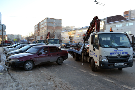 Двое угонщиков задержаны в Барнауле за кражу автомобиля с помощью эвакуатора