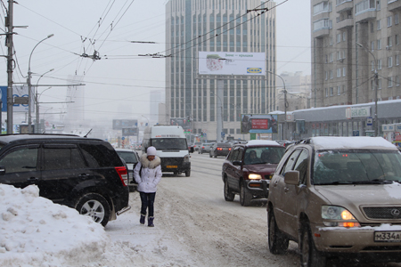 Мэрия Новосибирска не считает ситуацию со снегопадом «критической», просит не совершать «тупых аварий» и радуется свежему снегу