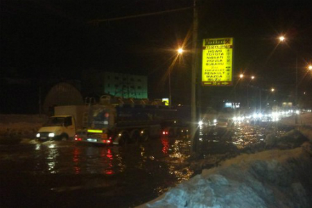Транспортную магистраль затопило в Новосибирске из-за прорыва теплотрассы, движение перекрыто