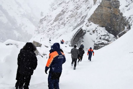 Под снежными завалами в Туве могут находиться шесть школьников 