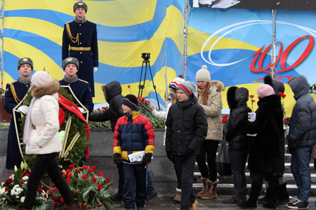 Около 300 новосибирцев возложили цветы к памятнику Покрышкину на площади Маркса (фото)