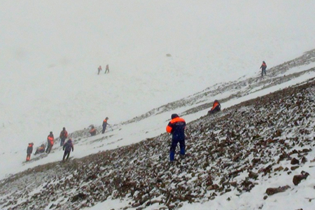 Спасатели обнаружили тела двух подростков, попавших под лавину в Туве