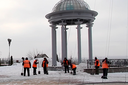 Томские предприятия начали вывозить снег с улиц города, чтобы помочь коммунальщикам 
