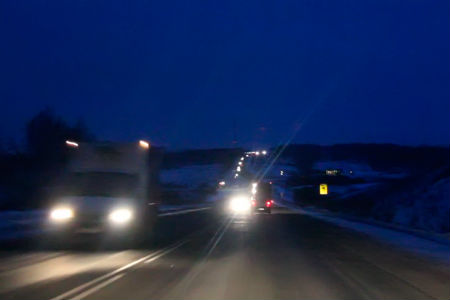Дорожники просят водителей быть осторожнее из-за снижения видимости на трассах Сибири