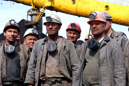 Спасатели ищут девять горняков, оказавшихся под завалами на шахте в Кузбассе