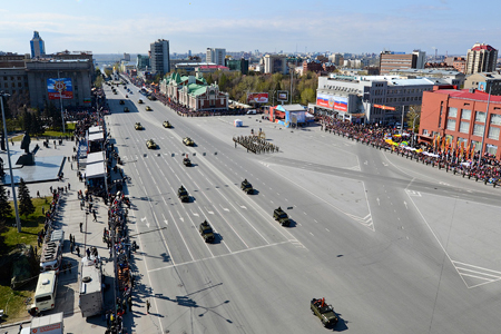 Центральную улицу Новосибирска перекроют в час пик из-за репетиции парада
