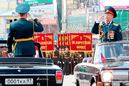 «Мы воевали за лучшую жизнь»: парад Победы под выстрелы из гаубиц прошел в Новосибирске (видео)