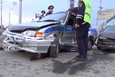 Сотрудник полиции получил травмы в аварии возле поста ДПС в Новосибирске