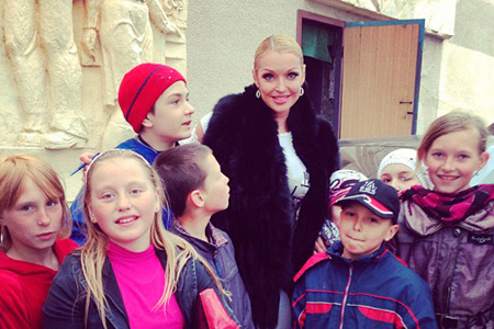 Волочкова обнялась в Кузбассе с детьми, охранниками и поваром (фото)