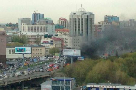 Сгоревший грузовик перекрыл движение в центре Новосибирска (фото)