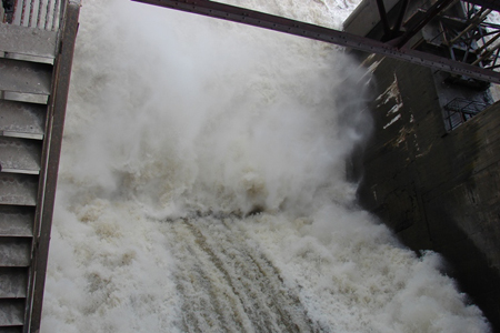 Новосибирская ГЭС прекратила холостые сбросы воды