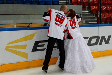 Красноярская хоккеистка устроила свадебную сессию с коньками и клюшками (фото)