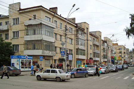 Общественный транспорт на центральной улице Новосибирска пустят по выделенной полосе