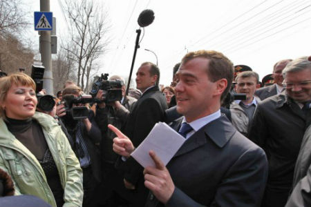 Медведев прибыл в Иркутск, чтобы обсудить с Ерощенко экологию 
