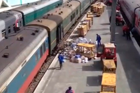 Автор видео о разгрузке почты на новосибирском вокзале: «Коробки еще и выпинывали из вагона»
