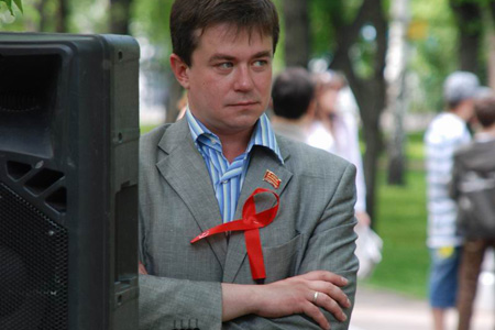 Неизвестный напал на новосибирского депутата и журналиста Андрея Жирнова