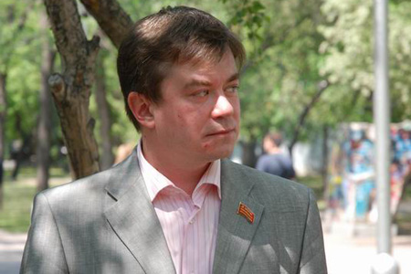 Депутат Андрей Жирнов получил в новосибирском заксобрании по лицу «за предвыборные обещания»