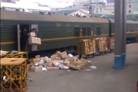 Работники «Почты России» в Новосибирске бросали посылки на перрон, чтобы успеть до отправления поезда