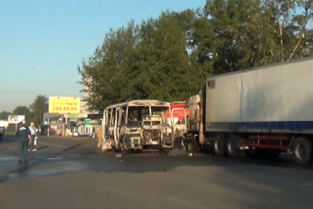Фура столкнулась с автобусом в Новосибирске, загорелась пассажирка