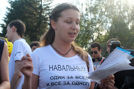 Участники схода в поддержку Навального в Новосибирске спели о «шьющем дело» следователе