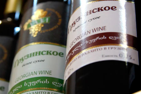 Красноярские эксперты не нашли вредных примесей в первых партиях грузинского вина 