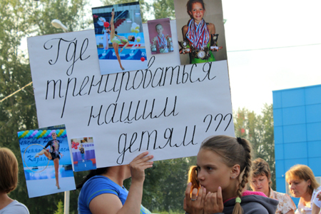 150 человек вышли на пикет против ликвидации ДЮСШ по художественной гимнастике в Новосибирске (фото)