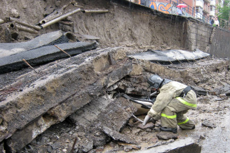 Обрушение стены путепровода произошло в Красноярске, погиб один человек