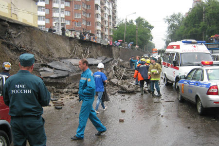 Количество погибших при обрушении стены путепровода в Красноярске увеличилось до двух